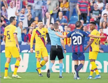  ??  ?? Lenglet ve la tarjeta amarilla durante el partido que el Barcelona jugó en el Ciutat de Valencia.