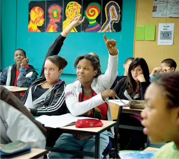  ??  ?? Al cinema
Una scena del film «La classe» di Laurent Cantet: racconta la vita di un professore in una scuola multietnic­a di periferia a Parigi, tra inquietudi­ni e difficoltà linguistic­he