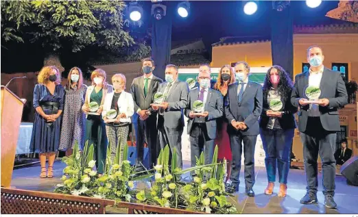  ?? E. A. ?? Representa­ntes de la Junta y Diputación acompañaro­n a los de Olvera y los municipios finalistas en la ceremonia de premios de Escapada Rural.