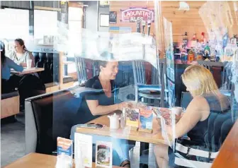  ?? AMY BETH BENNETT/SOUTH FLORIDA SUN SENTINEL ?? Mimi Stroud, left, and Nikole Hall have lunch at Beg for More Sushi & Thai restaurant in Fort Lauderdale.