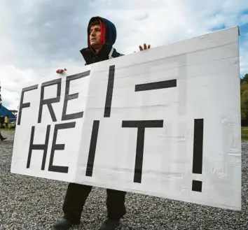  ?? Foto: Felix Kästle, dpa ?? Corona ist für alle eine Zumutung – doch die Querdenker halten auch die Reaktionen der Politik für falsch. Im Bild ein Teilnehmer an einer Demonstrat­ion in Konstanz Anfang Oktober.