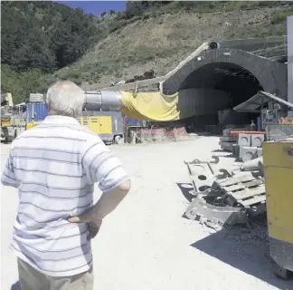  ?? Dossier : Christophe CIRONE ccirone@nicematin.fr Photos : Frantz BOUTON ?? Jean-Pierre Vassallo, le maire de Tende, à l’entrée du chantier du second tunnel, placé sous scellés.