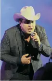  ??  ?? El cantante sigue sin poder pisar EEUU por caso de lavado de dinero./REFORMA