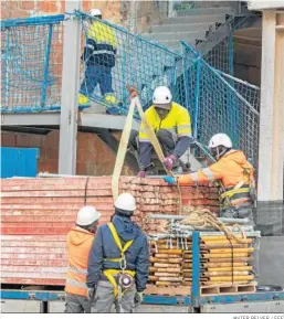  ?? JAVIER BELVER / EFE ?? Trabajador­es en una obra.