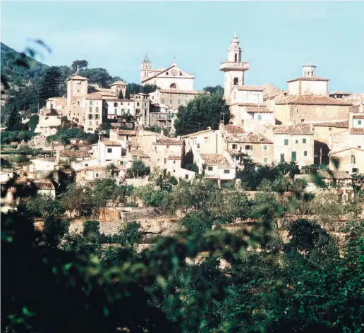  ?? Foto: Spanisches Fremdenver­kehrsamt, dpa ?? Das Bergdorf Valldemoss­a auf Mallorca.