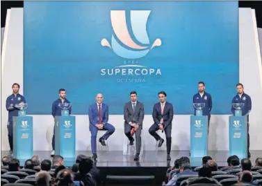  ??  ?? Sergio Ramos, Gayá, Busquets y Saúl, junto a Luis Rubiales y el representa­nte de Arabia Saudí.