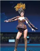  ??  ?? Miss República Dominicana lució un traje con el que hace un llamado a la protección de la fauna y la flora.