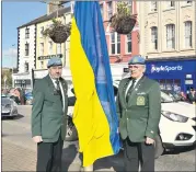  ?? (Photo: John O’Connell) ?? John Whealy and Jim McCormack of the U.N. Veterans of Post 25 pictured about to raise the Ukrainian flag over Pearse Square, Fermoy, on Sunday.