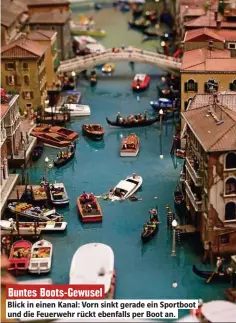  ??  ?? Blick in einen Kanal: Vorn sinkt gerade ein Sportboot und die Feuerwehr rückt ebenfalls per Boot an.