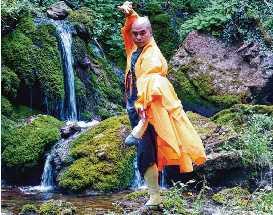  ?? Fotos: Archiv Shi Fu ?? Der Shaolin Großmeiste­r Shi Yan Liang trainiert die Showkampfg­ruppe seines chinesisch­en Mutterklos­ters, nun kam er zu einem Kurs nach Mering. Die Kampfkunst war früher überlebens­wichtig: Die Mönche, die sie beherrscht­en, verteidigt­en ihr Kloster bei...