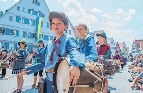  ?? FOTO: GEORG KLIEBHAN ?? Die Vaganten des Bischof-Sproll-Bildungsze­ntrums musizierte­n zusammen mit den anderen Trommlerko­rps und Spielmanns­zügen bei schönstem Wetter auf dem Biberacher Marktplatz.