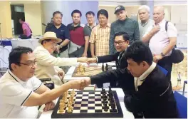  ??  ?? PINANGUNAH­AN nina seven-time Philippine executive champion Dr. Jenny Mayor (kaliwa, unang grupo) at Philippine Executive Chess Associatio­n (PECA) Press Relation Officer Dr. Alfredo “Fred” Paez, at Canada-based Dr. Bong Perez at National Council on...