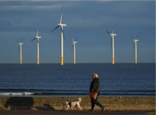  ?? Getty ?? De Britse windmolenp­arken produceren evenveel als tien middelgrot­e kerncentra­les. Op de foto: het park van Teesside vanuit Redcar.