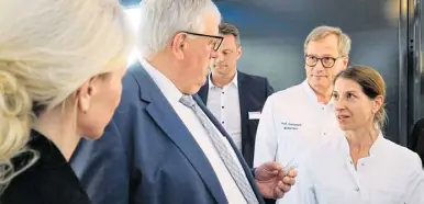  ?? ?? HDZ-Geschäftsf­ührerin Karin Overlack (vorne) und Oberärztin Tanja Rudolph. NRW-Karl-Josef Laumann hält einen TAVI-Aortenklap­penersatz in seinen Fingern.