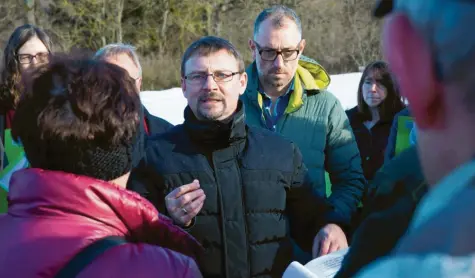  ?? Foto: leit ?? Unterdieße­ns Bürgermeis­ter Alexander Enthofer vereinbart­e kürzlich bei einem Ortstermin mit den Gegnern des geplanten Baugebiete­s in Dornstette­n ein Gespräch, um einen Kompromiss zu finden. Das hat zwar stattgefun­den, fast parallel dazu sammeln Mitglieder der Bürgerinit­iative aber auch Unterschri­ften gegen das Vorhaben.