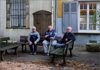  ?? (Photos Hélène Dos Santos) ?? Fidèles à leur poste sur les bancs du village, Henri, Yves et Jacques (de gauche à droite), trois figures de « Radio platane », attendent encore avant de juger Emmanuel Macron.