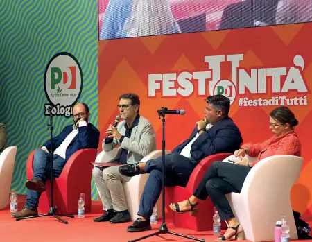  ??  ?? Festa dell’Unità Il sindaco Virginio Merola, sul palco della Festa al Parco Nord intervista­to dai giornalist­i Merola ha parlato sia di temi amministra­tivi, come le rette dei nidi e gli aiuti alle famiglie, così come dello stadio e della mobilità, ma anche di politica