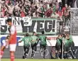  ?? FOTO: DPA ?? Hannovers Spieler bejubeln den Siegtreffe­r in Mainz.