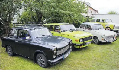  ?? Dpa-BILD: Karmann ?? Wieder häufiger unterwegs: (von links) ein Trabant 601, ein Wartburg Tourist 353 W und ein Trabant 601 S im Garten eines Trabant-Clubs in Bayern.