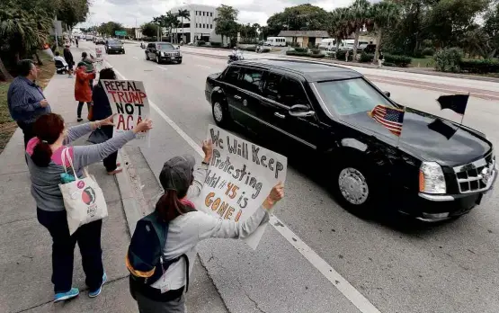  ?? Joe Skipper/Reuters ?? Manifestan­tes protestam contra o presidente norte-americano, Donald Trump, durante passagem da sua comitiva por West Palm Beach, na Flórida