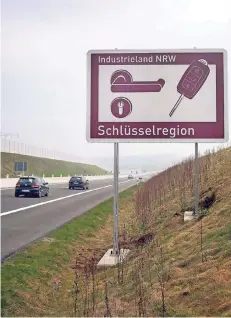  ?? RP-FOTOS (2): ACHIM BLAZY ?? Ein wenig Werbung für die Region gehört dazu. Die Autofahrer sollen schließlic­h wissen, woher ihre Schlüssel kommen.