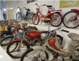  ??  ?? VäLSORTERA­T. Den som någonsin ägt en Husqvarna moped lär hitta sin modell på fabriksmus­eet.