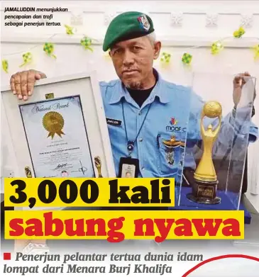  ??  ?? JAMALUDDIN menunjukka­n pencapaian dan trofi sebagai penerjun tertua.