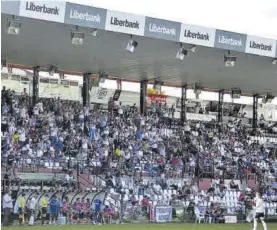  ?? MÉRIDA AD ?? Aspecto de la tribuna del Romano durante un partido.