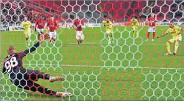  ??  ?? DECISIVO. Cazorla marcó el empate en el descuento. Su último gol fue, con el Arsenal, el 10-09-2016.