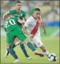  ??  ?? El peruano Yoshimar Yotún, quien juega para el Cruz Azul de México, deja en el camino a dos jugadores bolivianos, en la victoria de su selección en la Copa