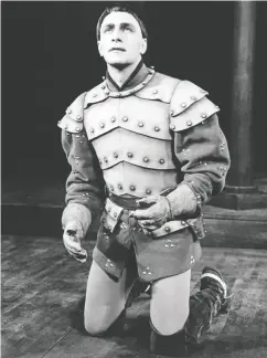  ?? Herb NOTT & CO. LTD. / STRATFORD FESTIVAL ARCHIVES ?? Above, Christophe­r Plummer in the title role of the Stratford Festival’s 1956 production of Henry V. Below, Plummer in 2012 became the oldest actor to win the Academy Award for his role in Beginners.