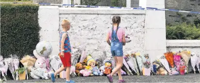  ??  ?? Tributes Children lay flowers and toys against the wall outside the home of Alesha’s dad and grandparen­ts