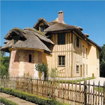  ?? PHOTO COURTOISIE ?? Le hameau situé dans le parc du château de Versailles a été construit à la demande de la reine Marie-antoinette, qui souhaitait s’éloigner des contrainte­s de la cour.