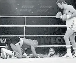  ??  ?? En la lona. Hagler cayó en el 1° round ante “Martillo” Roldán en 1984.