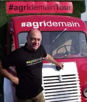  ??  ?? Gilles Maréchal, animateur d’Agridemain devant son food truck de la belle époque.