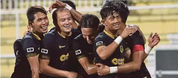  ??  ?? Pemain Terengganu meraikan kejayaan membenam Felcra FC pada saingan Piala FA di Stadium Sultan Ismail, baru-baru ini.