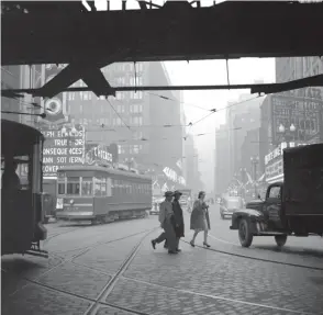  ?? SCAN PROVIDED BY CHICAGO HISTORY MUSEUM ?? LEFT: The view from under the L tracks, looking south from State and Lake streets on Nov. 4, 1947, as shot by Sun-Times photograph­er Bill Sturm.