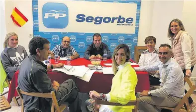  ?? MEDITERRÁN­EO ?? ▶▶ Imagen de Mari Carmen Climent junto a miembros del PP de Segorbe y el presidente provincial, Miguel Barrachina.