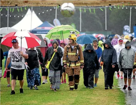  ?? PHOTOS: ANDY JACKSON/FAIRFAX NZ ?? Relay for Life walkers at Pukekura Raceway on Saturday.