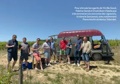  ??  ?? Pour stimuler les agents de Vini Be Good, Fabrice Gendrot (marinière) n’hésite pas à les emmener à la rencontre des vignerons. Ici dans le Sancerrois, avec notamment Pierre Martin et Marius Tabordet.