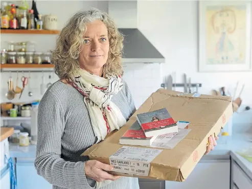  ??  ?? Caja. “Los franceses exageran -dice la escritora-. Dos libros de la edición de bolsillo de ‘Piedra, papel o tijera’ en una caja de 50x40.”