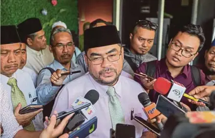  ?? PIC BY ASYRAF HAMZAH ?? Minister in the Prime Minister’s Department Datuk Dr Mujahid Yusof Rawa (centre) speaking to pressmen after visiting the tahfiz centre in Kepong, Kuala Lumpur, yesterday.