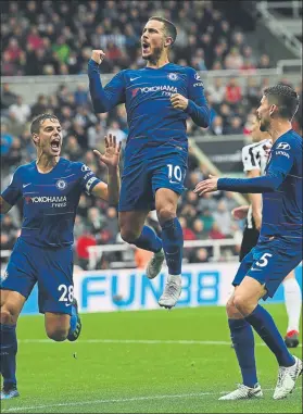  ?? FOTO: GYI ?? Hazard celebra su gol al Newcastle junto a sus compañeros Azpilicuet­a y Jorginho