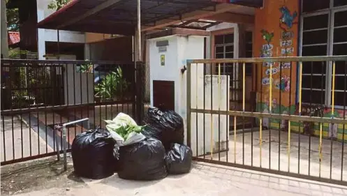  ?? [FOTO ASLINA ABU BAKAR/BH] ?? MBKT tidak memungut sampah di taman perumahan sekiranya pemilik premis enggan membuat bayaran tunggakan.