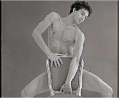  ??  ?? Der Tänzer Benito im Pas de Deux mit einem Stuhl, 1987.