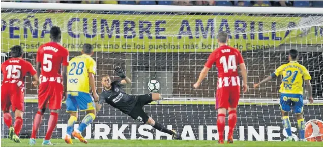  ??  ?? VIERA, LA ÚLTIMA PARADA. Momento en el que Oblak detiene el penalti que le lanzó Jonathan Viera el sábado en el estadio del Gran Canaria. Lo había cometido Gabi sobre él.