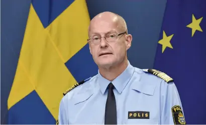  ?? ?? Vid en presskonfe­rens slog polisens internutre­dare fast att rikspolise­n borde överväga att sparka Mats Löfving.