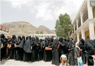  ?? Reuters ?? Women displaced by the fighting in Hodeida queue to register at a school allocated for refugees in Sanaa on Saturday. —