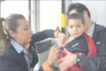  ??  ?? La doctora Arza vacuna a un niño en el local de ABC, donde ayer se instaló un vacunatori­o.
