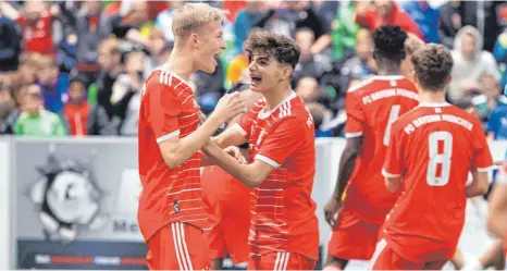  ?? FOTO: GÜNTER KRAM ?? Der FC Bayern München feierte den Titelgewin­n beim MTU-Cup ausgelasse­n.